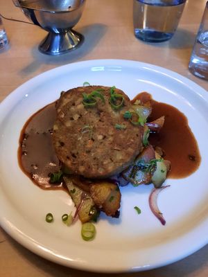 Veganer Saumagen mit Bratkartoffeln und Soße at Weinstube Eulenspiegel in Speyer