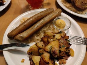Bratwurst mit Bratkartoffeln und Sauerkraut at Weinstube Eulenspiegel in Speyer