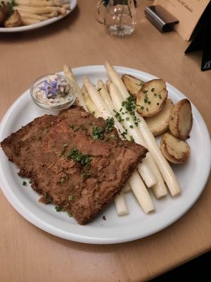 Stangenspargel mit Sojaschnitzel, Drillingskartoffeln und Zitronen-Dill Mayo at Weinstube Eulenspiegel in Speyer