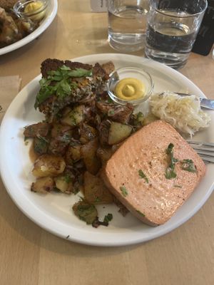 Saumagen, Bratwurst, Fleischkäse mit Bratkartoffeln und Soße   at Weinstube Eulenspiegel in Speyer