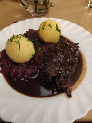 Seitanroulade mit Rotkohl and Kartoffelklößen at Weinstube Eulenspiegel in Speyer