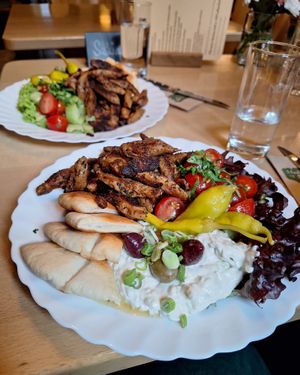 Wochengericht : Gyrosteller mit Pitabrot , Tzaziki und Salat 💚 at Weinstube Eulenspiegel in Speyer