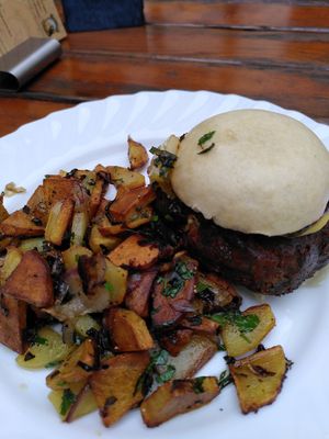Pfalzburger mit Bratkartoffeln at Weinstube Eulenspiegel in Speyer