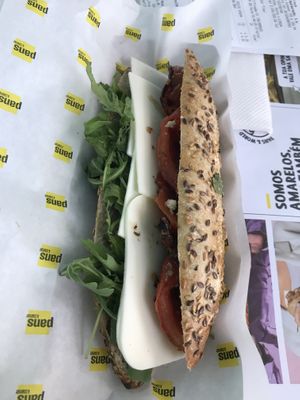 Vegan tomatoe mozzarella sandwich  at Pans & Company in Samouco