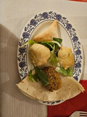 Starters (falafel and piadina, samosa and two palline di pasta cresciuta) at Mandela in Perugia