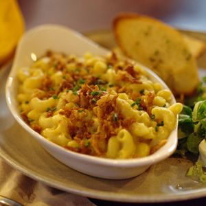 Macaroni cheese with bacon bits at Rabbit Food @ Meadows Tap in Edinburgh