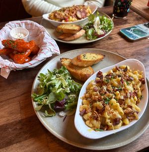 Macaroni, buffalo tenders  at Rabbit Food @ Meadows Tap in Edinburgh