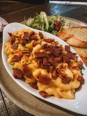 Mac & cheese (service with garlic bread!)  at Rabbit Food @ Meadows Tap in Edinburgh