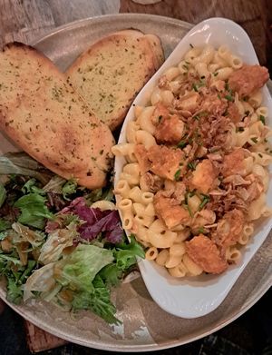 Mac and cheese, buffalo chicken, and garlic bread at Rabbit Food @ Meadows Tap in Edinburgh