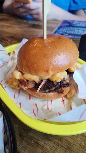 Mac and cheeseburger at Rabbit Food @ Meadows Tap in Edinburgh