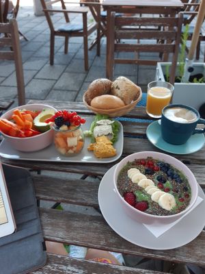 Veganes Frühstück & Cappuccino (Marmelade versteckt sich hinter dem Obstsalat) at Café Auszeit in Markdorf