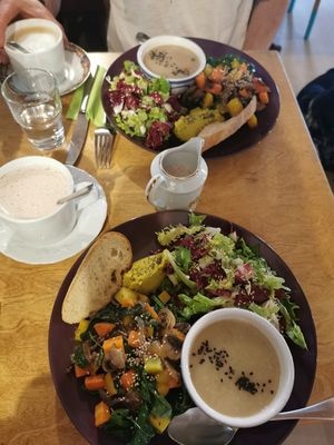  at Le Simone's Café in Vienne