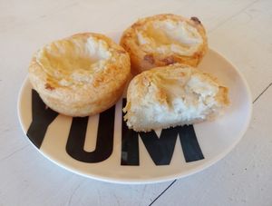 מאפי ביס אישיים עם גבינת קשיו מוצרלה at Tomer's Pastries - המאפים של תומר in Beit Alfa