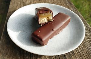 חטיפים בסגנון טוויקס at Tomer's Pastries - המאפים של תומר in Beit Alfa