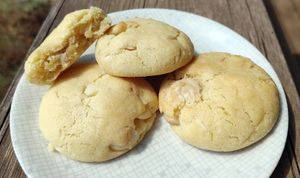 עוגיות אגוזי מקדמיה ושוקולד לבן at Tomer's Pastries - המאפים של תומר in Beit Alfa