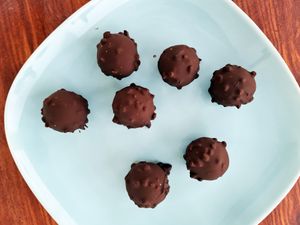 חטיפי שוקולד בסגנון פררו רושה
כדורי נוגט ואגוזי לוז עשירים מצופים שוקולד מריר וברס (אגוזי לוז מסוכ at Tomer's Pastries - המאפים של תומר in Beit Alfa