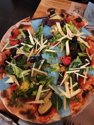 Vegan pizza with grilled veggies + vegan cheese at Paneólio Pizza Bar in Caldas Da Rainha