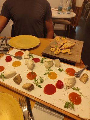 Tábua de queijos vegan at Paneólio Pizza Bar in Caldas Da Rainha