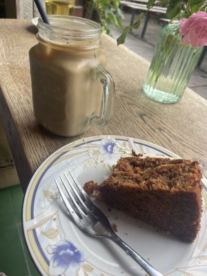 Veganer Eiskaffee Latte und veganer Carrotcake.  at  Cafe Einstein in Emden