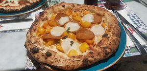 Pizza diavolo with "salami" at Assaje in Udine