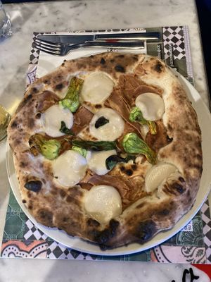 Pizza fiori di zucca e guanciale vegan  at Assaje in Udine