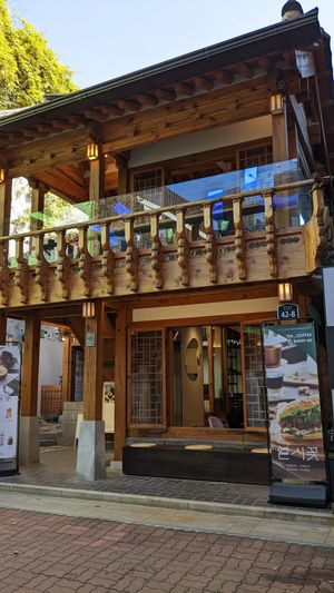 Cafe at 10 O'clock Blossom in Seoul