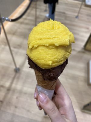 Cono regular con cioccolato fondente 🍫 e mango🥭   at Venchi - Spanish Steps in Rome