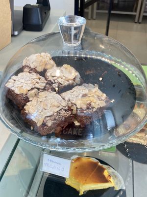 Vegan brownie at SALT IN CAKE in Madrid