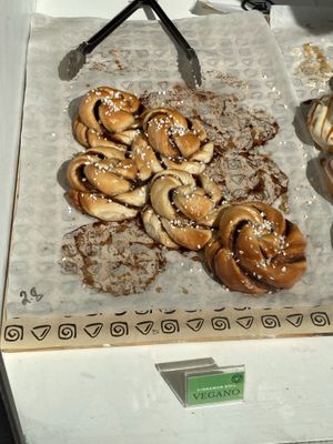 Vegan cinnamon rolls at SALT IN CAKE in Madrid