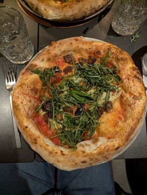 Margherita with vegan cheese, aubergine, artichoke and rocket at Turonda in Ortisei