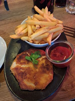 Leek schnitzel with fries at HeimWerk Tal in Munich