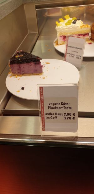 Blaubeer - Käse - Torte vegan at Süßes Leben in Braunschweig