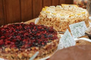 Bei Süßes Leben bestellte Torten: Beerentorte & Sahnetorte Nuss-Vanille  at Süßes Leben in Braunschweig