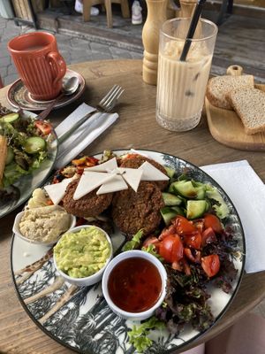 Vegan breakfastt at Ardıç Şarküteri in Fethiye
