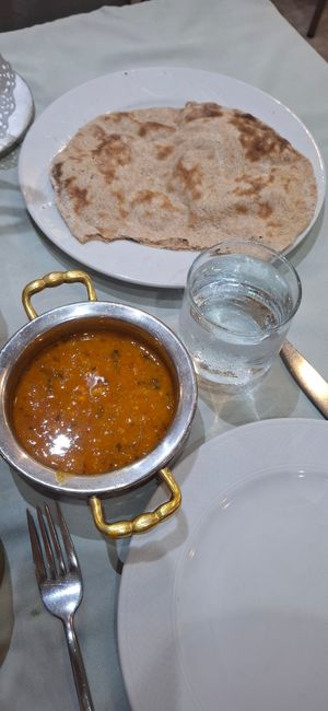 Aloo Gobi, Sag Aloo & a Tarka Dahl & Rothi bread! All absolutely delicious 😋 at Taj Mahal in Marmaris