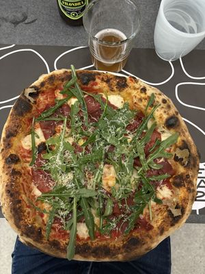 Pizza con salsa di pomodoro, con crudo vegano, rucola.  at Lievita 72 in Gallipoli