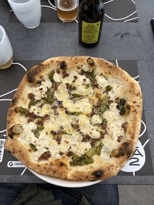 Pizza con mozzarella (dream farm), salsiccia vegana, cime di rapa.  at Lievita 72 in Gallipoli
