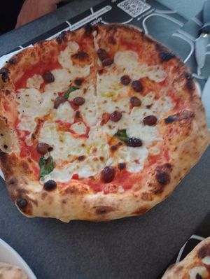 Vegan margherita with olives at Lievita 72 in Gallipoli