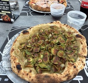 Pizza mit viel Zucchini  at Lievita 72 in Gallipoli