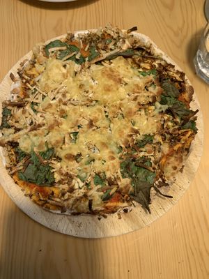 Pizza de espinacas, albahaca tofu y queso de arroz. Exquisita! at La Almuzara in Segovia