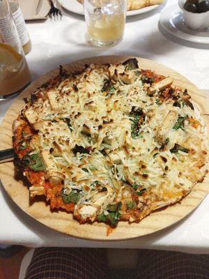 Pizza de tofu y albahaca con queso vegano at La Almuzara in Segovia