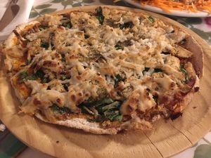 pizza vegana con opción de queso de arroz at La Almuzara in Segovia