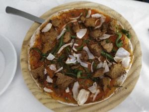 Pizza de seitán, pimiento y cebolla (no tenían queso vegano en esta ocasión) at La Almuzara in Segovia