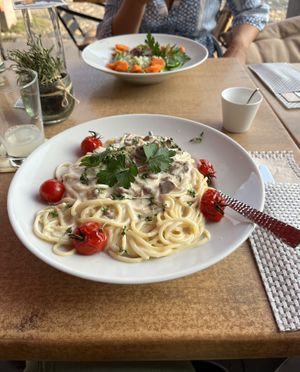 Nudeln mit veganer Pfifferling-Rahmsoße  at Glüxxklee in Kalkar