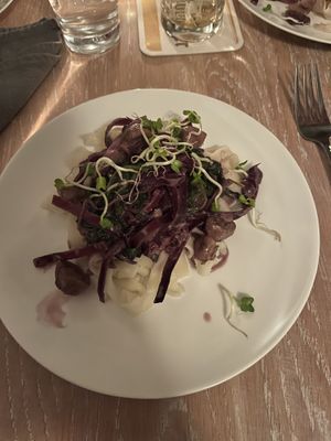 Bandnudeln mit Spinat, Rotkohl und Pilzen  (Teil eines veganen 6-Gang Menüs)  at Glüxxklee in Kalkar