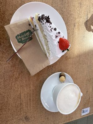 Tarta de nata y fresas y capuchino   at Glüxxklee in Kalkar