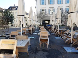 Outdoor seating (in autumn) at Più Zug in Zug