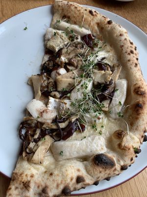 Pizza with carmelized onions, porcini mushrooms and two types of vegan cheese. Our request to share was accomodated without issue.  at Più Zug in Zug