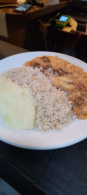 Strogonoff de carne com purê de batata (aqui você pode!) at Zé Vegano in Rio De Janeiro