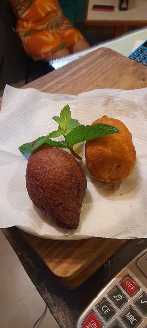 Kibe de tofu e coxinha de jaca at Zé Vegano in Rio De Janeiro